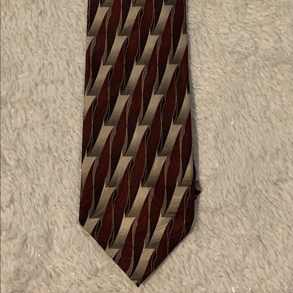 Covington Men’s Tie Burgundy & Silver Geometric - Picture 3 of 4